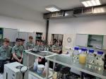 uczniowie klasy celno-skarbowej oglądają wyposażenie laboratorium celnego