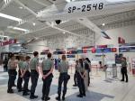 uczniowie klasy celno-skarbowej zwiedzają port lotniczy