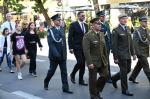 zastępca dyrektora IAS Lublin Piotr Grajewski oraz przedstawiciele służb mundurowych, w tym naczelnik i zastępca naczelnika LUCS idą ulicą Lublina; na drugim planie pozostali uczestnicy uroczystości