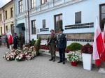 Plac Wolności w Białej Podlaskiej. Pod ścianą straceń stoją wieńce i leża wiązanki. Po bokach stoją żołnierze i funkcjonariusze SCS - warta honorowa