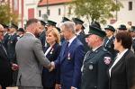 Plac Litewski. Stoją osoby wyróżniane medalami i awansowane – funkcjonariusze i pracownicy cywilni. Wojewoda Lubelski ściska rękę jednego z mężczyzn. Mężczyzna ma przypięty do klapy marynarki medal. Za wojewodą stoi dyrektor Izby Administracji Skarbowej w Lublinie