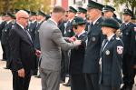 Plac Litewski. Stoją funkcjonariusze i funkcjonariuszki Służby Celno-Skarbowej. Wojewoda Lubelski przypina medal jednej z funkcjonariuszek. Za wojewodą stoi dyrektor Izby Administracji Skarbowej w Lublinie